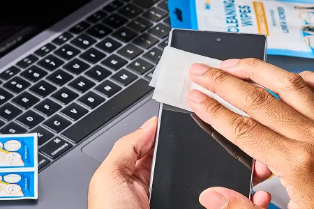 Tisu pembersih layar mencegah kuman dan virus medpoin